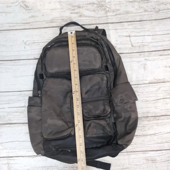 NEW~Lululemon Cruiser Backpack Savasana Camouflage. Retails $275 - Picture 6 of 6